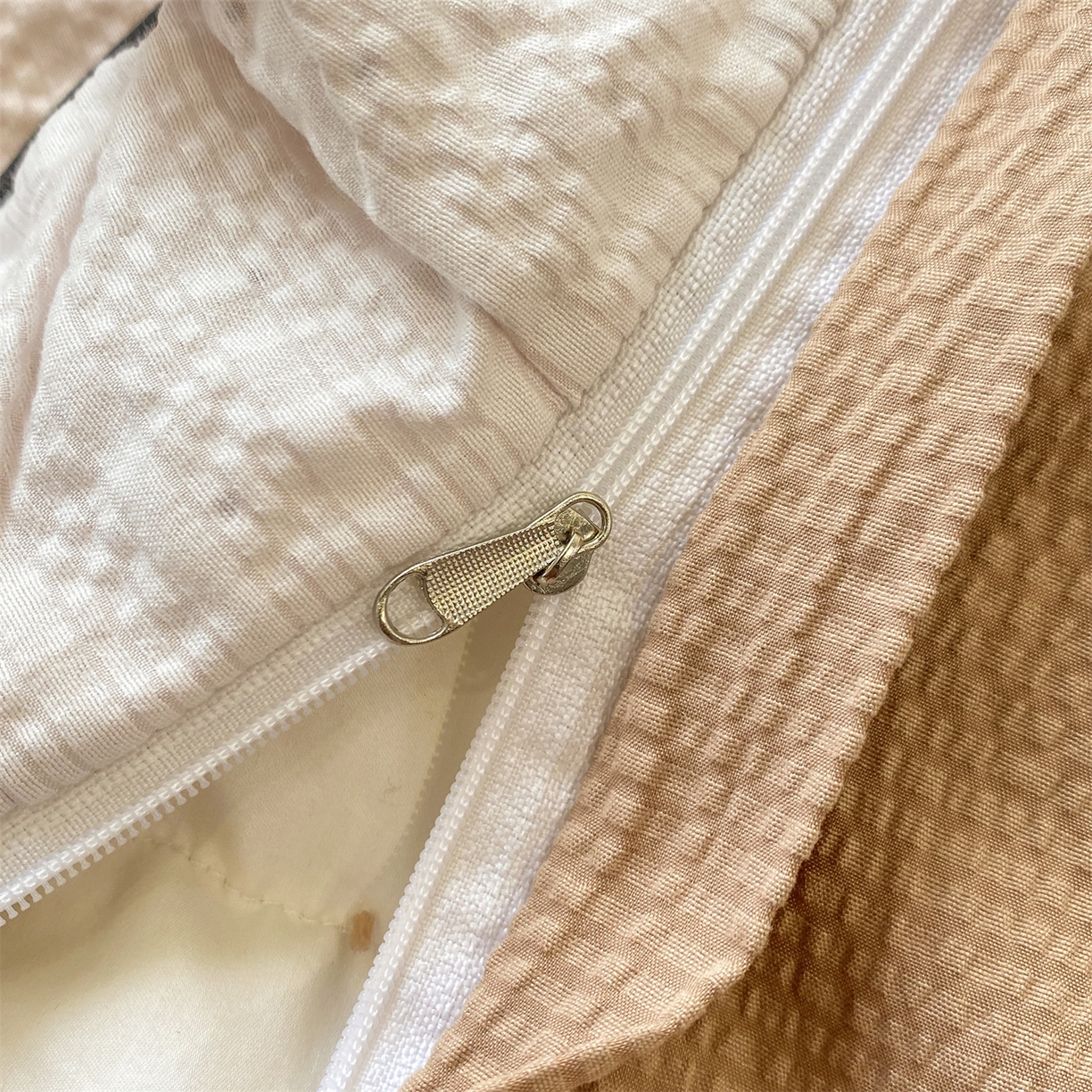 91家纺网 家纺一手货源 找家纺 优贝家纺 2026新款云感双层纱皱皱纱花边四件套 马马福福-咖