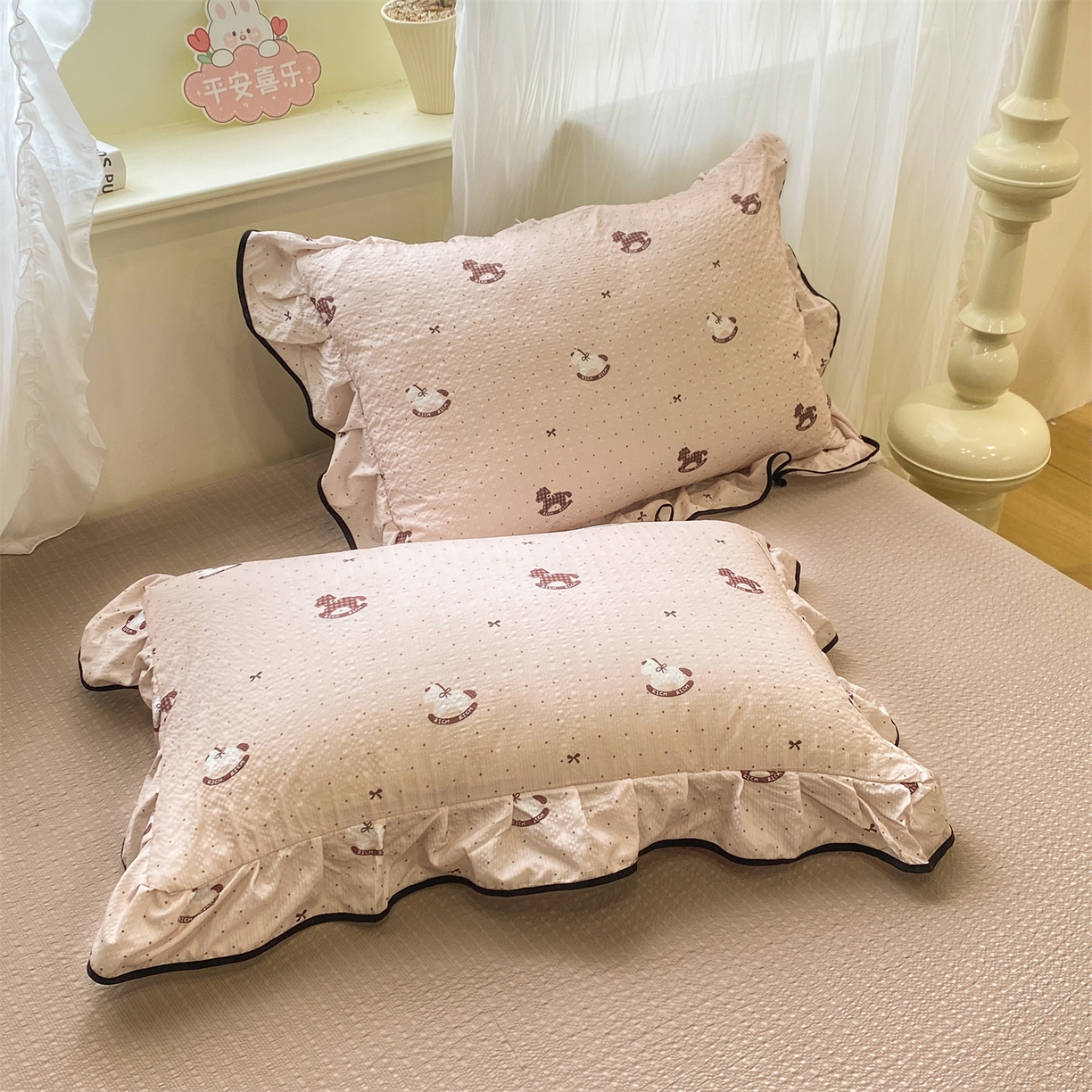 91家纺网 家纺一手货源 找家纺 优贝家纺 2026新款云感双层纱皱皱纱花边四件套 马马福福-咖