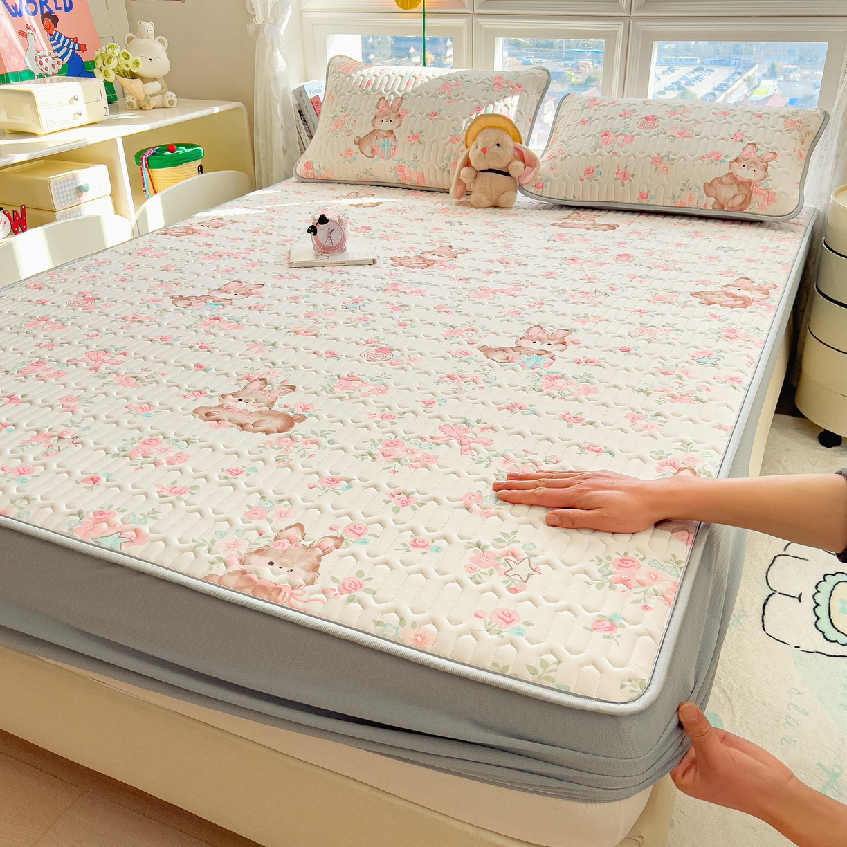 91家纺网 家纺一手货源 找家纺 丝羽坊 2026新款高密凉感丝印花乳胶凉席-床笠款 粉黛萌兔