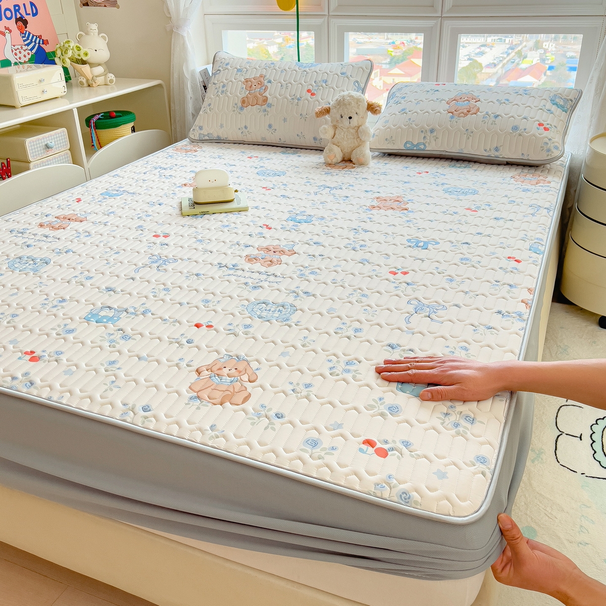 91家纺网 家纺一手货源 找家纺 丝羽坊 2026新款高密凉感丝印花乳胶凉席-床笠款 浅蓝熊趣