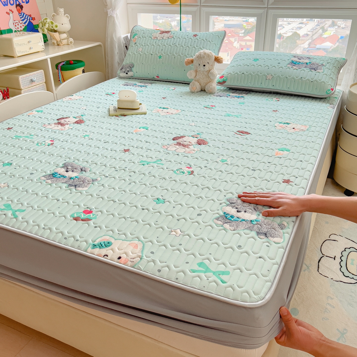 91家纺网 家纺一手货源 找家纺 丝羽坊 2026新款高密凉感丝印花乳胶凉席-床笠款 奶绿汪仔