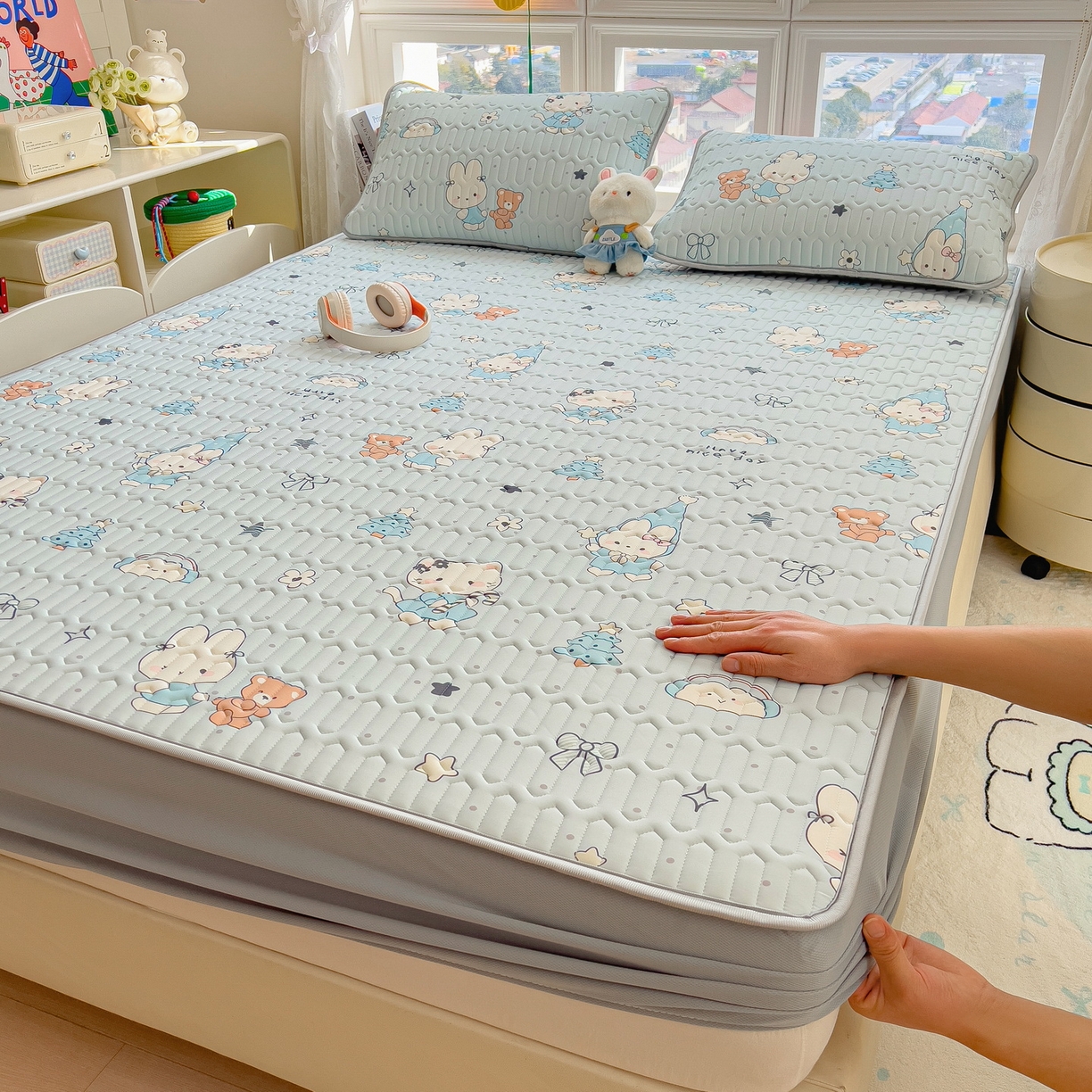 91家纺网 家纺一手货源 找家纺 丝羽坊 2026新款高密凉感丝印花乳胶凉席-床笠款 小兔派对