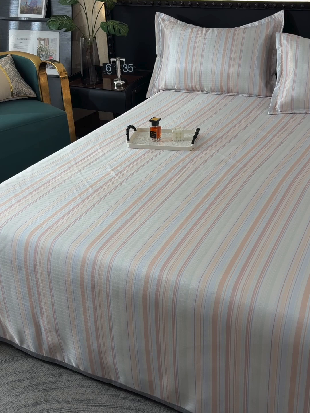 91家纺网 家纺一手货源 找家纺 念家居 2026新款轻奢可机洗水洗床单款高密大版斜纹冰丝凉席三件套 粉蓝条纹