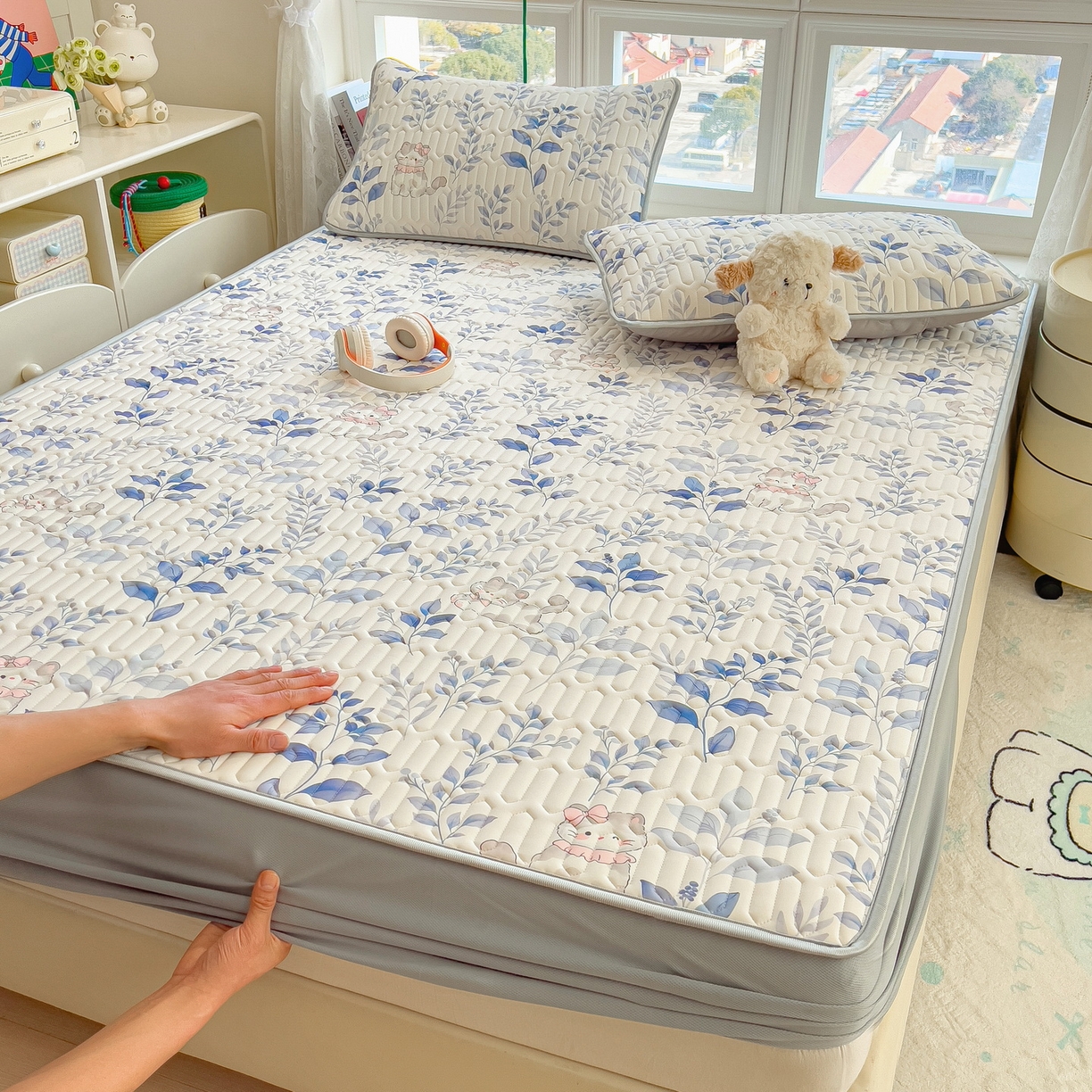 91家纺网 家纺一手货源 找家纺 丝羽坊 2026新款高密凉感丝印花乳胶凉席-床笠款 雾蓝花影