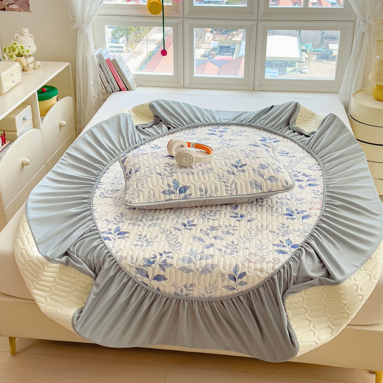 91家纺网 家纺一手货源 找家纺 丝羽坊 2026新款高密凉感丝印花乳胶凉席-床笠款 雾蓝花影