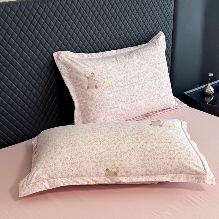 91家纺网 家纺一手货源 找家纺 赛丽雅 2026新款拼角轻奢冰丝凉感夏被四件套 安睡熊-粉