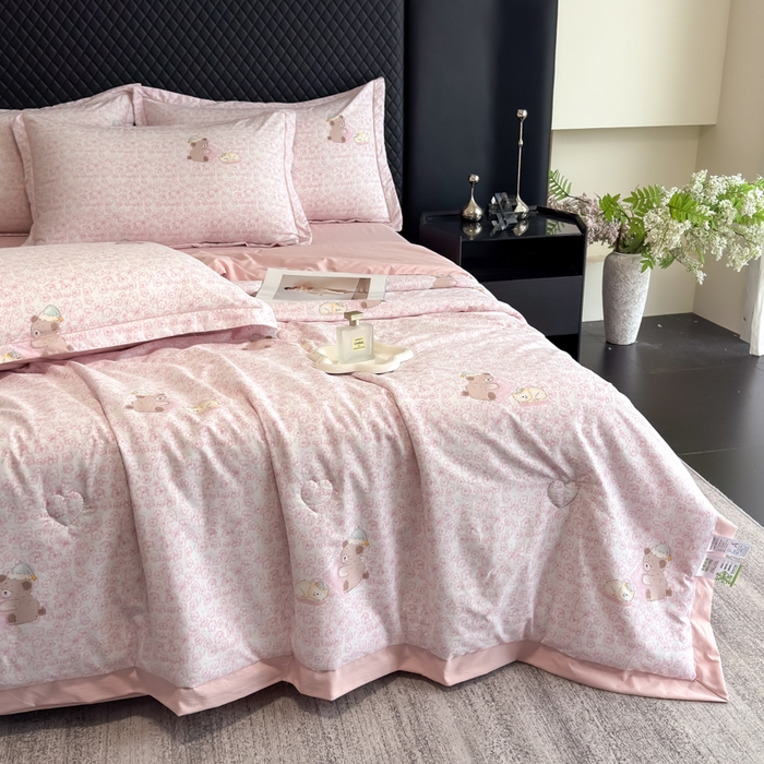 91家纺网 家纺一手货源 找家纺 赛丽雅 2026新款拼角轻奢冰丝凉感夏被四件套 安睡熊-粉