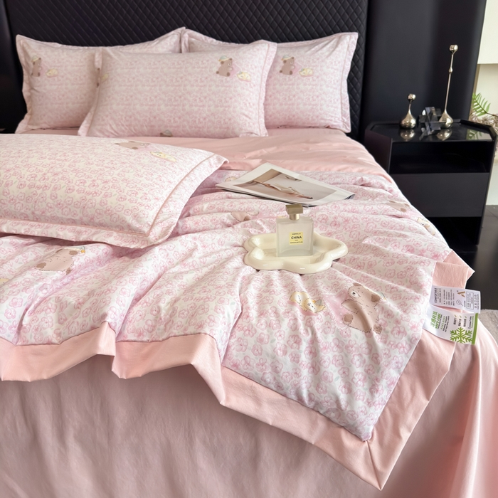 91家纺网 家纺一手货源 找家纺 赛丽雅 2026新款拼角轻奢冰丝凉感夏被四件套 安睡熊-粉