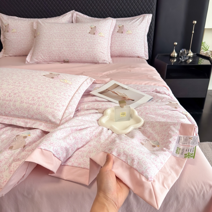 91家纺网 家纺一手货源 找家纺 赛丽雅 2026新款拼角轻奢冰丝凉感夏被四件套 安睡熊-粉