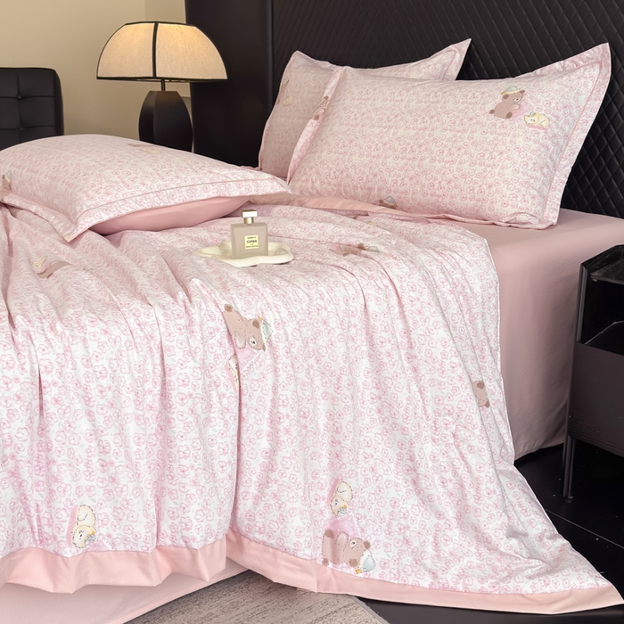 91家纺网 家纺一手货源 找家纺 赛丽雅 2026新款拼角轻奢冰丝凉感夏被四件套 安睡熊-粉