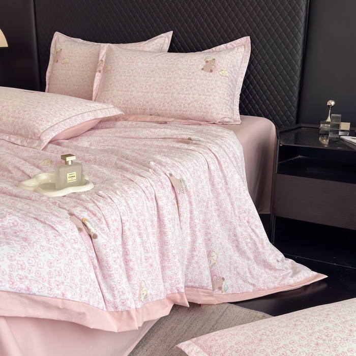 91家纺网 家纺一手货源 找家纺 赛丽雅 2026新款拼角轻奢冰丝凉感夏被四件套 安睡熊-粉