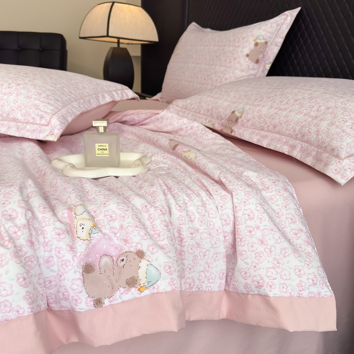 91家纺网 家纺一手货源 找家纺 赛丽雅 2026新款拼角轻奢冰丝凉感夏被四件套 安睡熊-粉