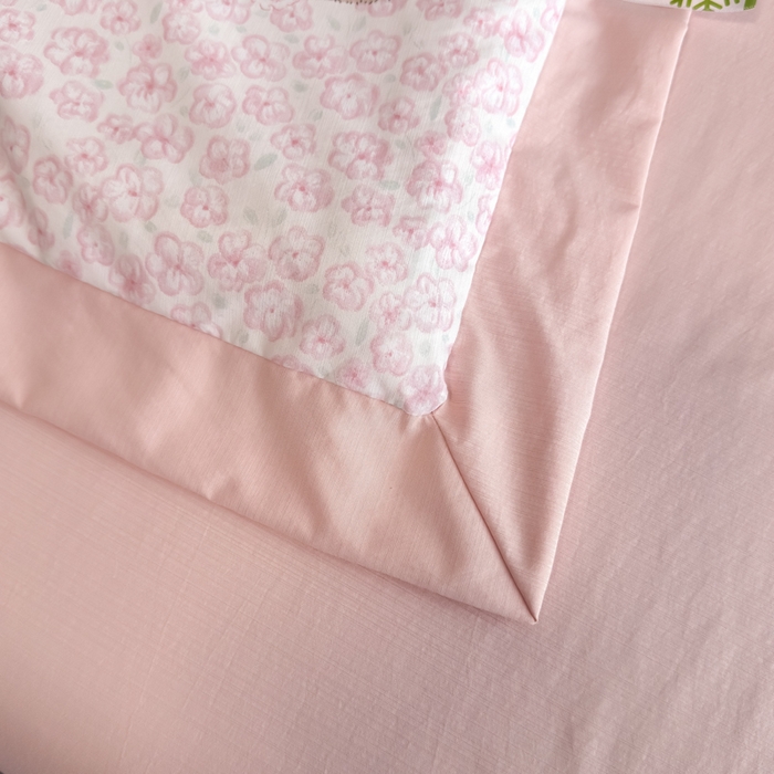 91家纺网 家纺一手货源 找家纺 赛丽雅 2026新款拼角轻奢冰丝凉感夏被四件套 安睡熊-粉