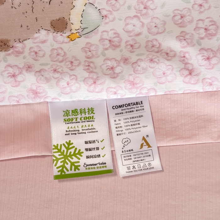 91家纺网 家纺一手货源 找家纺 赛丽雅 2026新款拼角轻奢冰丝凉感夏被四件套 安睡熊-粉