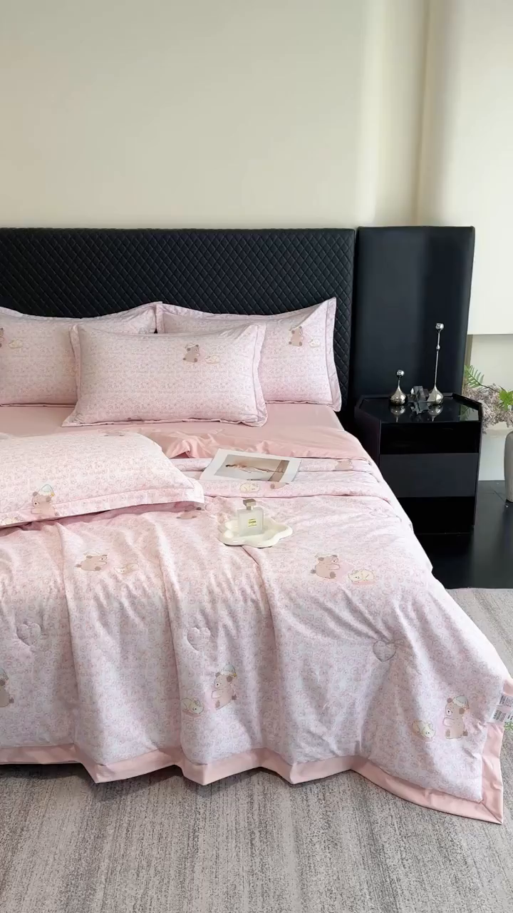 91家纺网 家纺一手货源 找家纺 赛丽雅 2026新款拼角轻奢冰丝凉感夏被四件套 安睡熊-粉