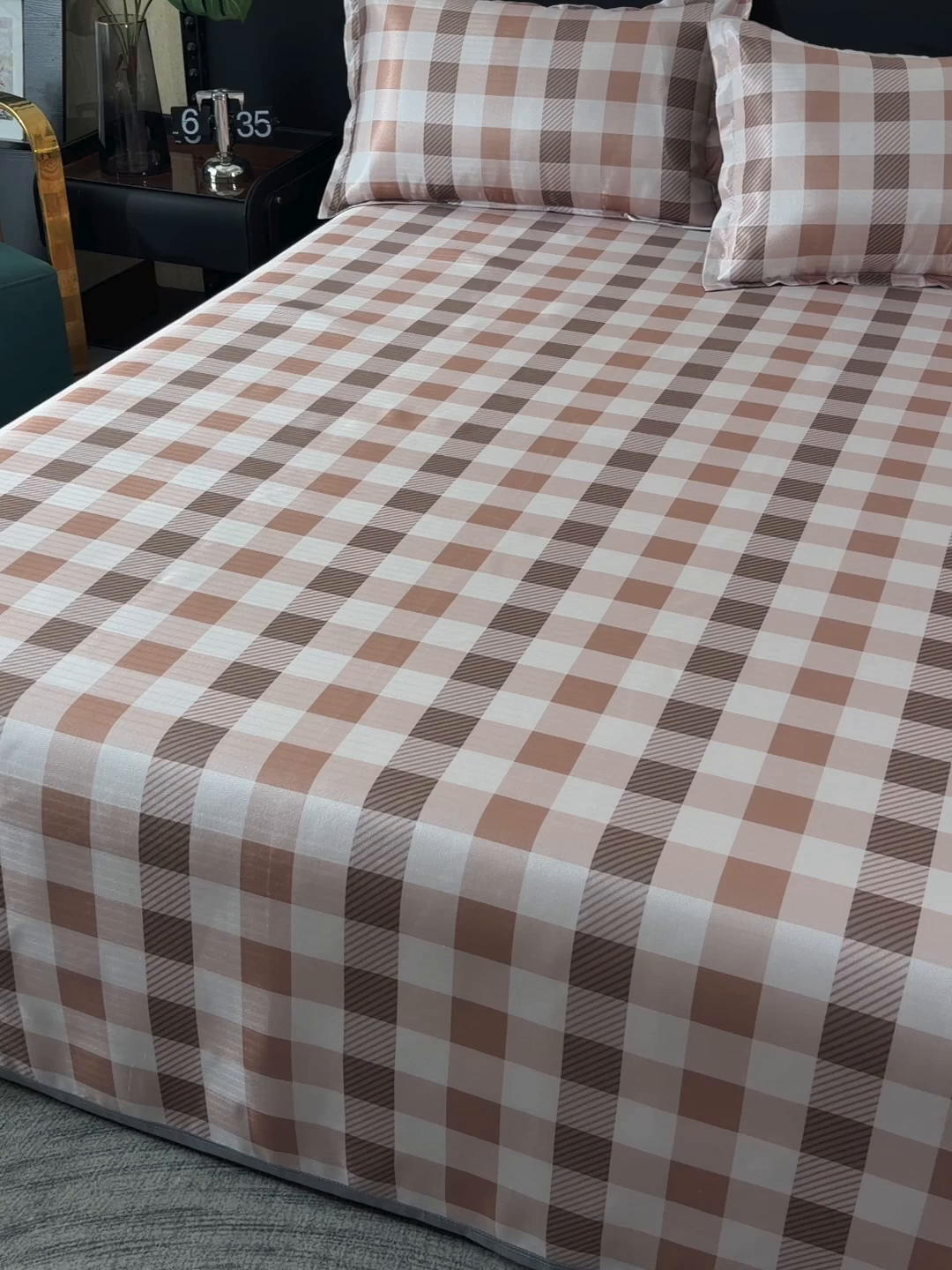 91家纺网 家纺一手货源 找家纺 念家居 2026新款轻奢可机洗水洗床单款高密大版斜纹冰丝凉席三件套 粉棕格纹