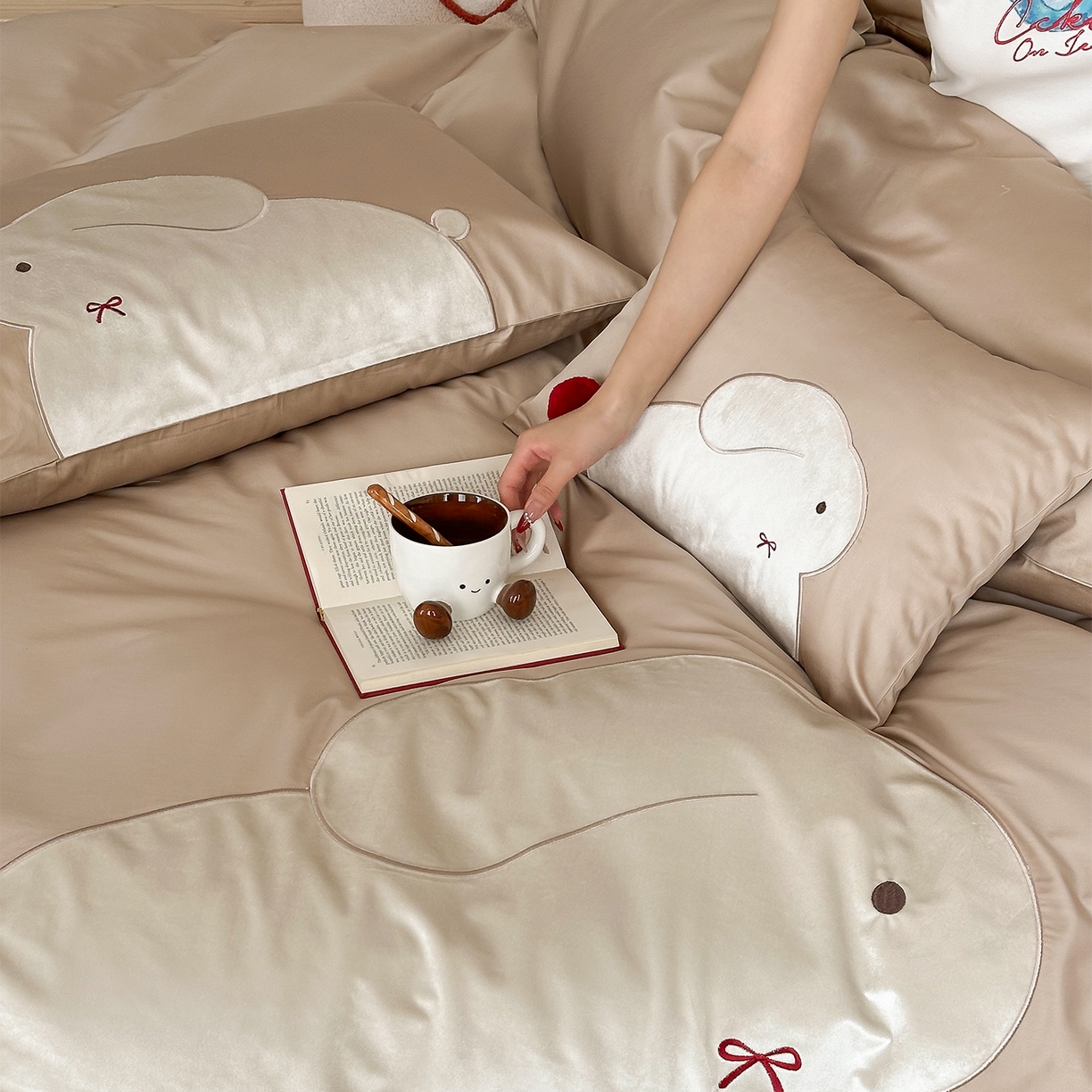 91家纺网 家纺一手货源 找家纺 （总）极简 2026春夏新款100S长绒棉刺绣四件套-蝴蝶结小兔