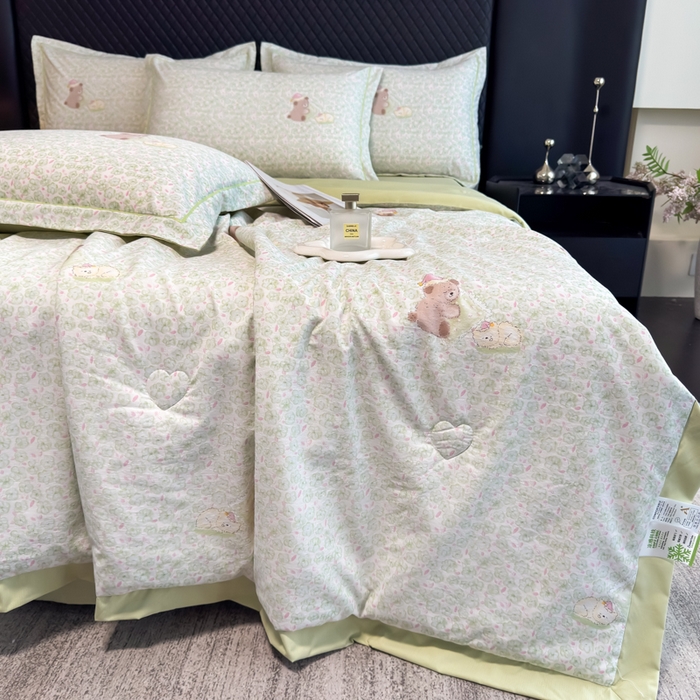 91家纺网 家纺一手货源 找家纺 赛丽雅 2026新款拼角轻奢冰丝凉感夏被四件套 安睡熊-绿