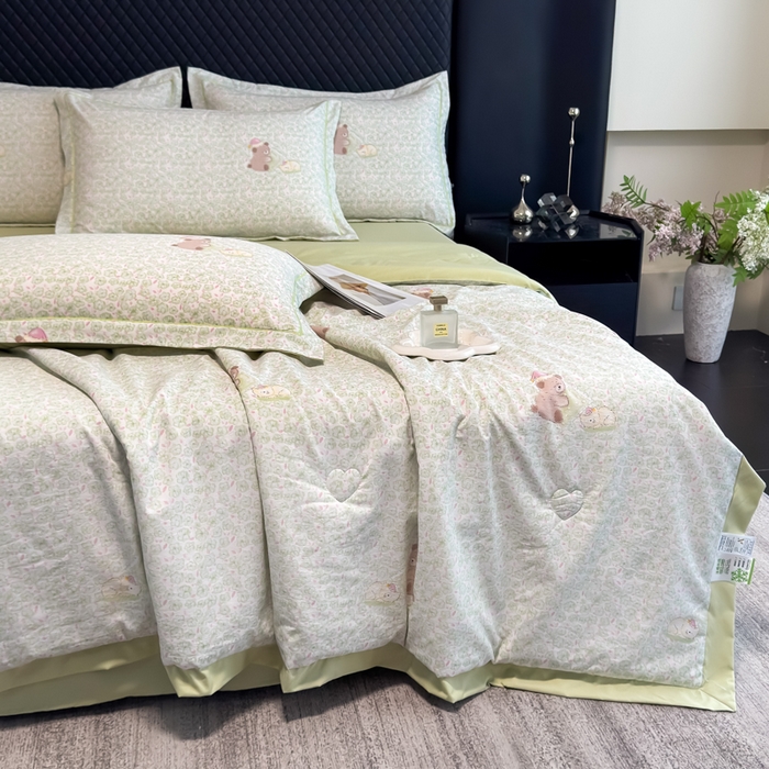 91家纺网 家纺一手货源 找家纺 赛丽雅 2026新款拼角轻奢冰丝凉感夏被四件套 安睡熊-绿