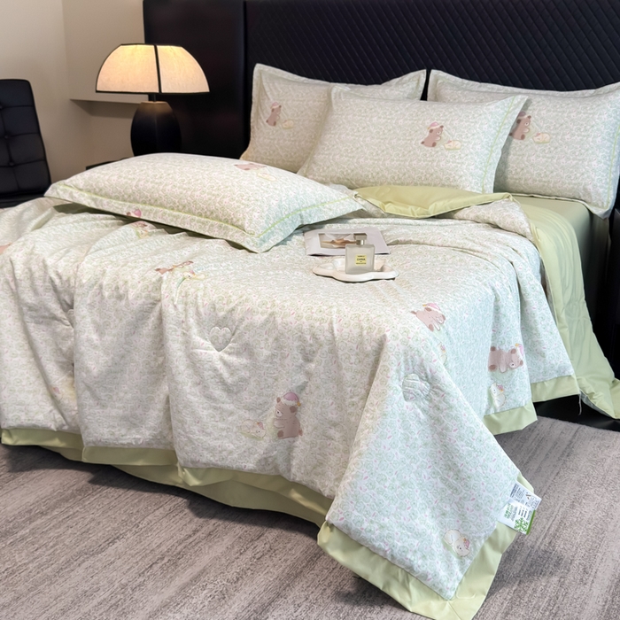 91家纺网 家纺一手货源 找家纺 赛丽雅 2026新款拼角轻奢冰丝凉感夏被四件套 安睡熊-绿