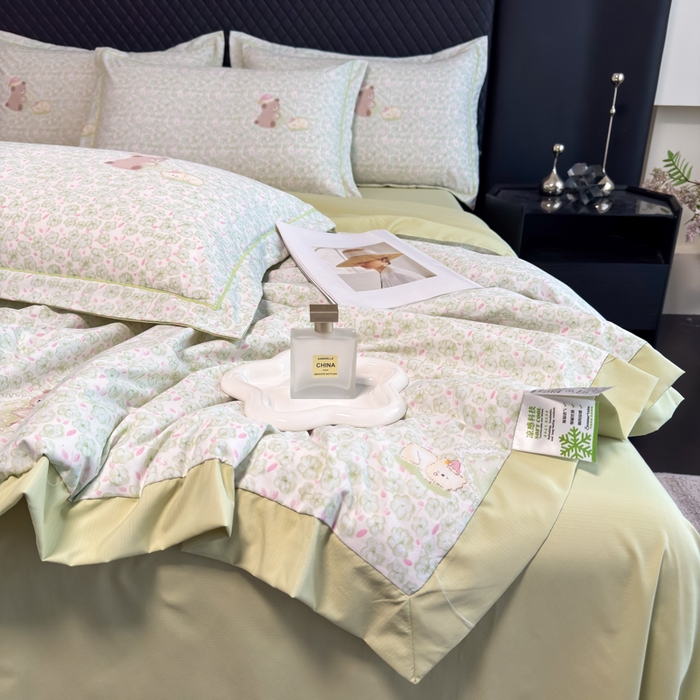 91家纺网 家纺一手货源 找家纺 赛丽雅 2026新款拼角轻奢冰丝凉感夏被四件套 安睡熊-绿
