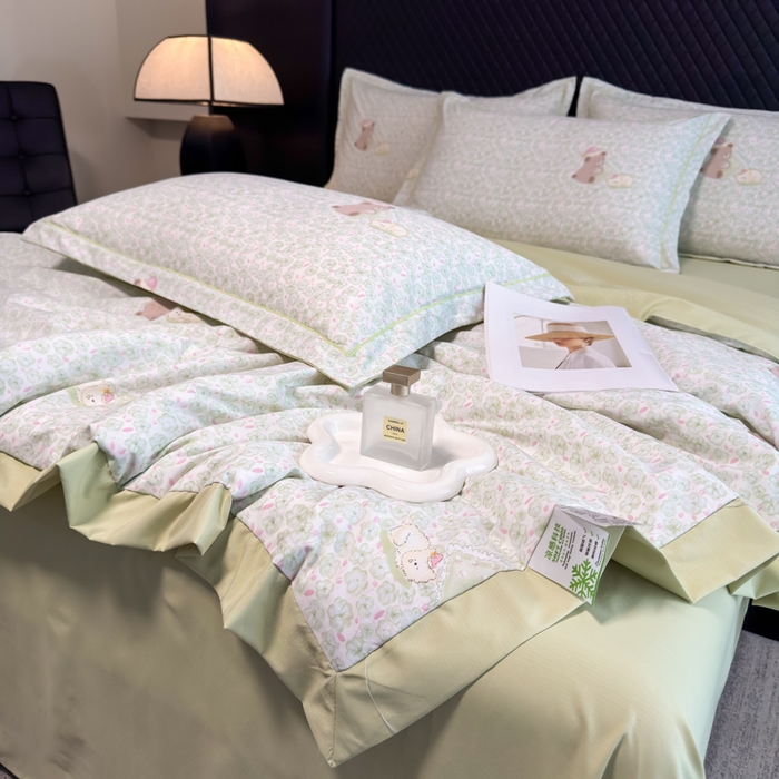 91家纺网 家纺一手货源 找家纺 赛丽雅 2026新款拼角轻奢冰丝凉感夏被四件套 安睡熊-绿