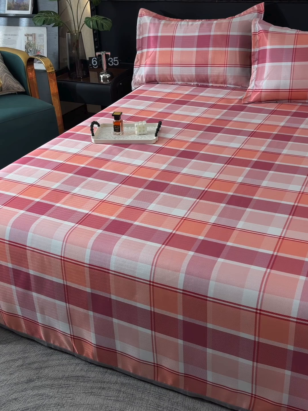 91家纺网 家纺一手货源 找家纺 念家居 2026新款轻奢可机洗水洗床单款高密大版斜纹冰丝凉席三件套 红白格纹