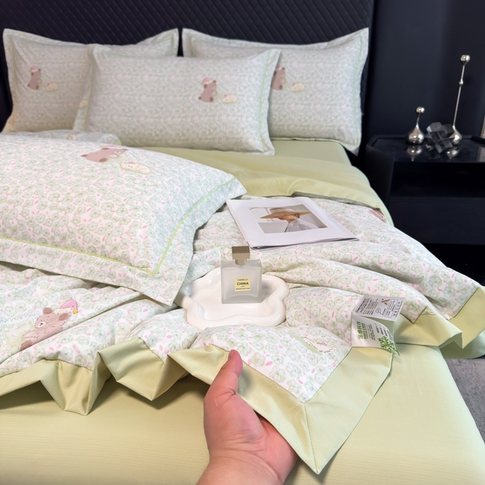 91家纺网 家纺一手货源 找家纺 赛丽雅 2026新款拼角轻奢冰丝凉感夏被四件套 安睡熊-绿