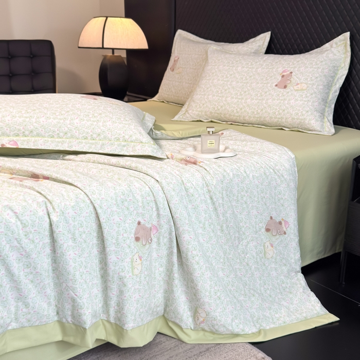 91家纺网 家纺一手货源 找家纺 赛丽雅 2026新款拼角轻奢冰丝凉感夏被四件套 安睡熊-绿