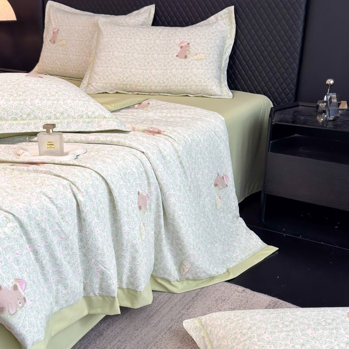 91家纺网 家纺一手货源 找家纺 赛丽雅 2026新款拼角轻奢冰丝凉感夏被四件套 安睡熊-绿