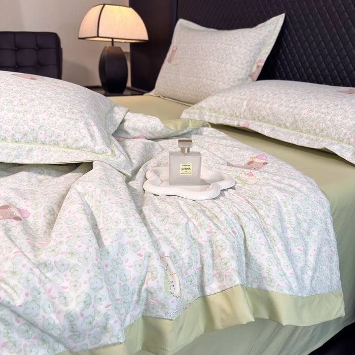 91家纺网 家纺一手货源 找家纺 赛丽雅 2026新款拼角轻奢冰丝凉感夏被四件套 安睡熊-绿