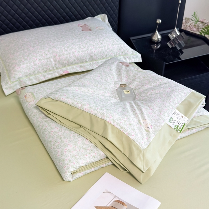 91家纺网 家纺一手货源 找家纺 赛丽雅 2026新款拼角轻奢冰丝凉感夏被四件套 安睡熊-绿