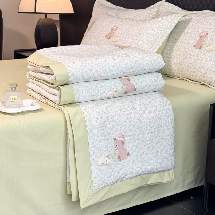 91家纺网 家纺一手货源 找家纺 赛丽雅 2026新款拼角轻奢冰丝凉感夏被四件套 安睡熊-绿