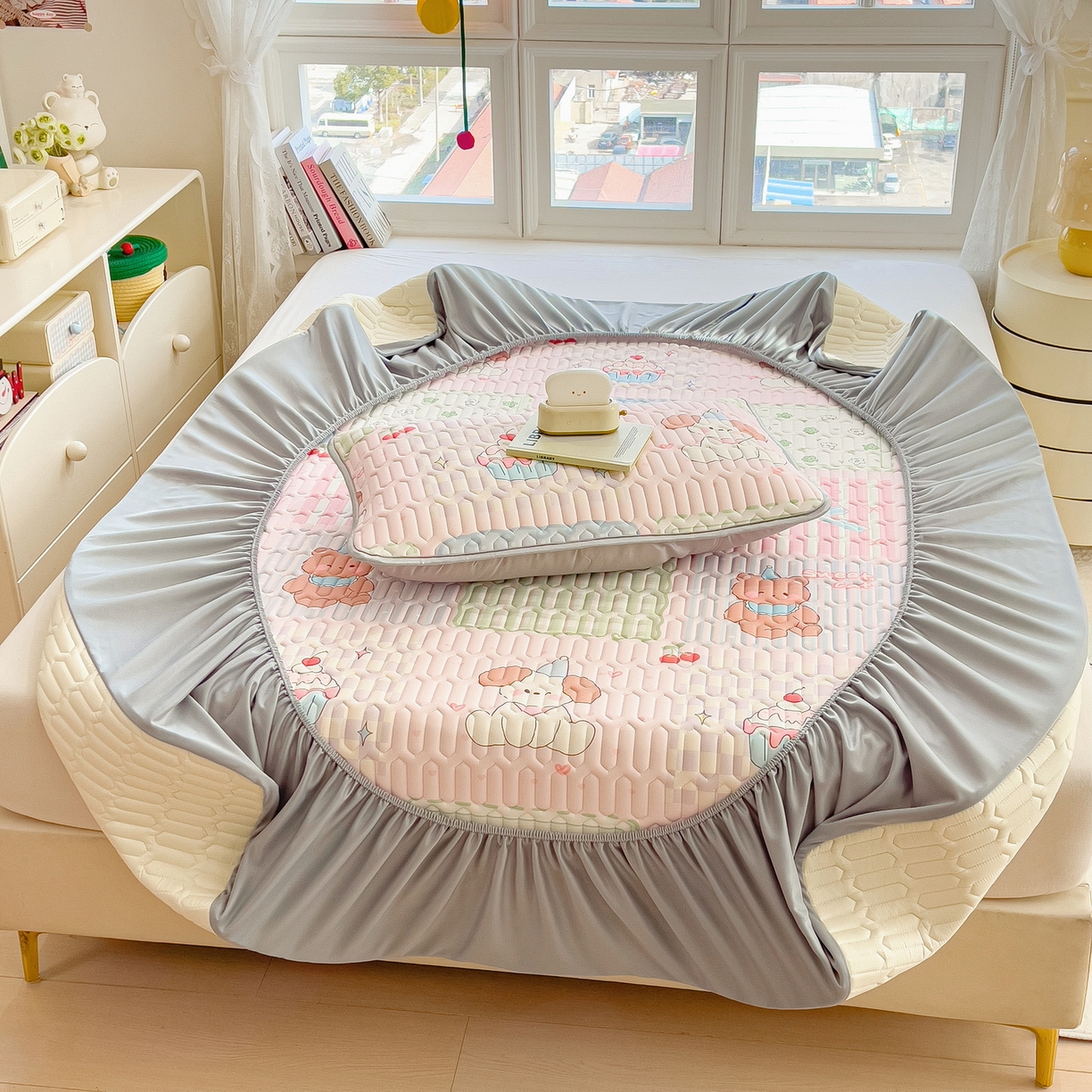 91家纺网 家纺一手货源 找家纺 丝羽坊 2026新款高密凉感丝印花乳胶凉席-床笠款 萌宠拼格