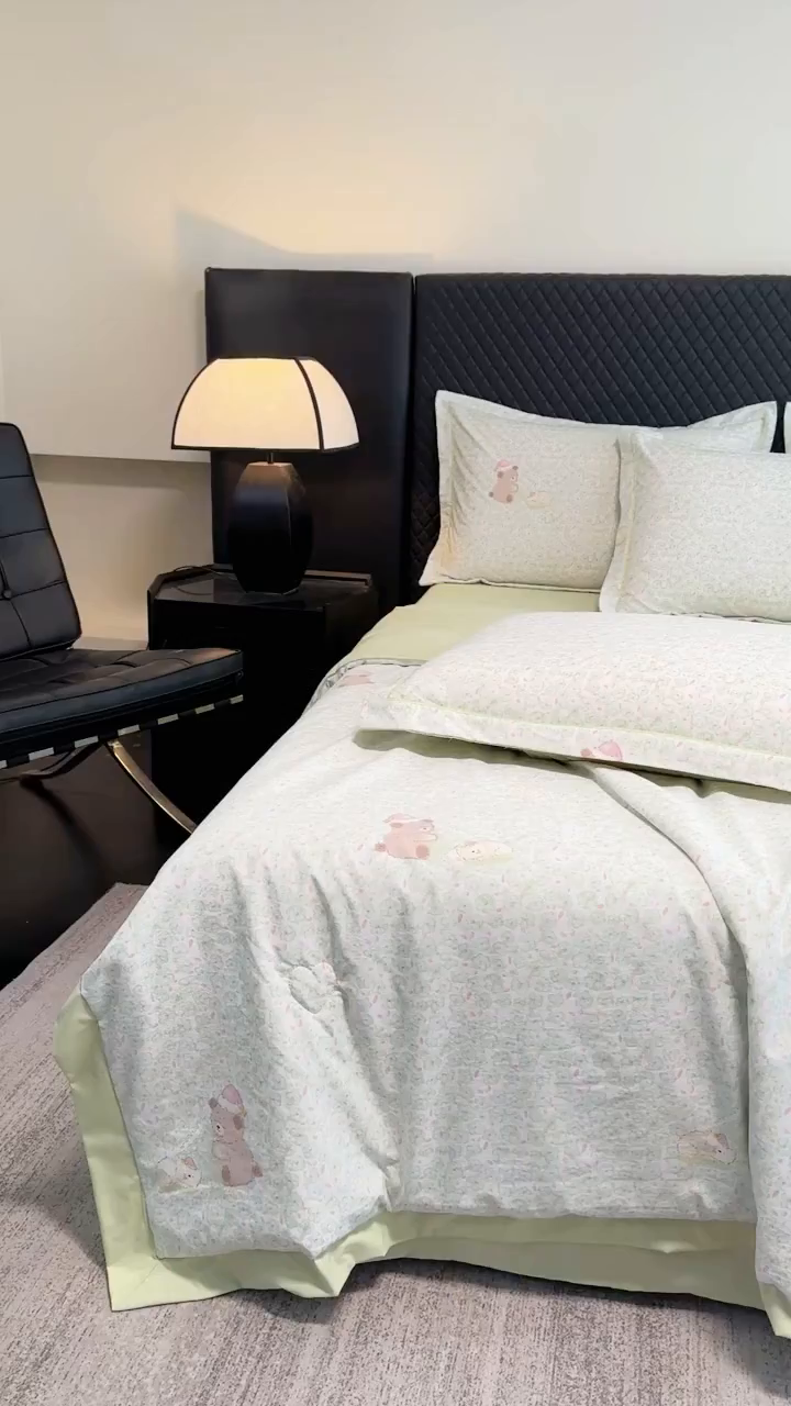 91家纺网 家纺一手货源 找家纺 赛丽雅 2026新款拼角轻奢冰丝凉感夏被四件套 安睡熊-绿