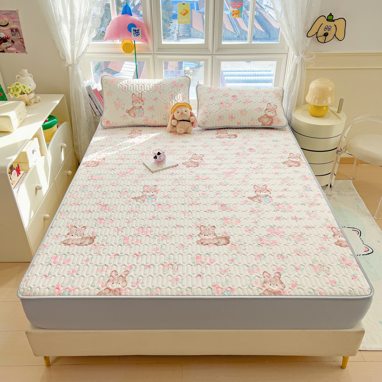 91家纺网 家纺一手货源 找家纺 丝羽坊 2026新款高密凉感丝印花乳胶凉席-床笠款 粉黛萌兔