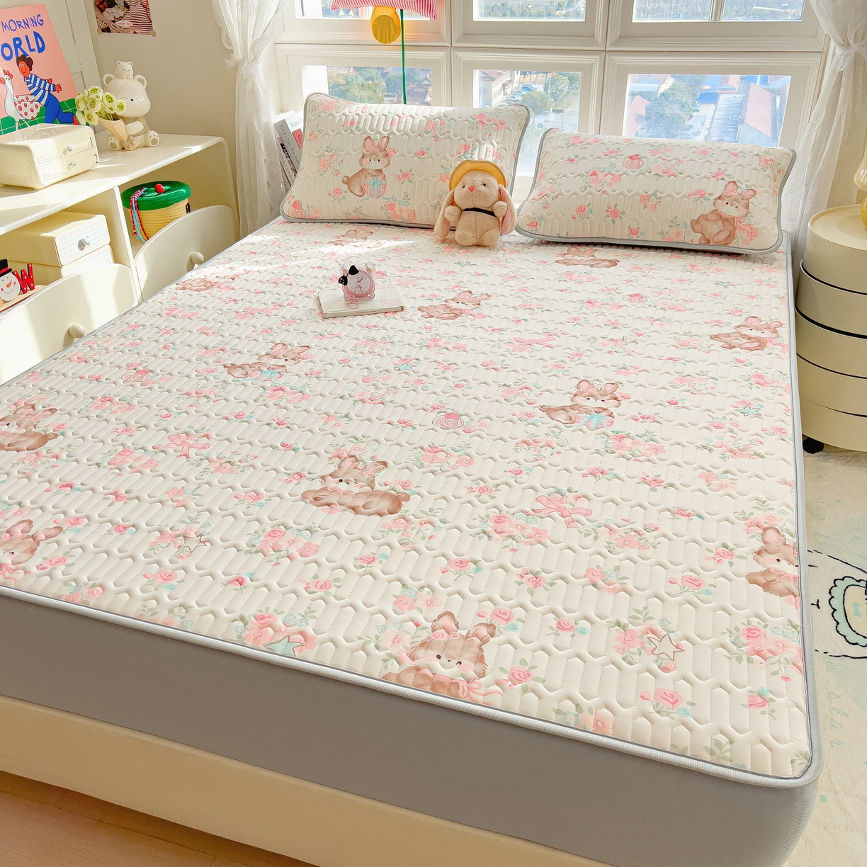 91家纺网 家纺一手货源 找家纺 丝羽坊 2026新款高密凉感丝印花乳胶凉席-床笠款 粉黛萌兔