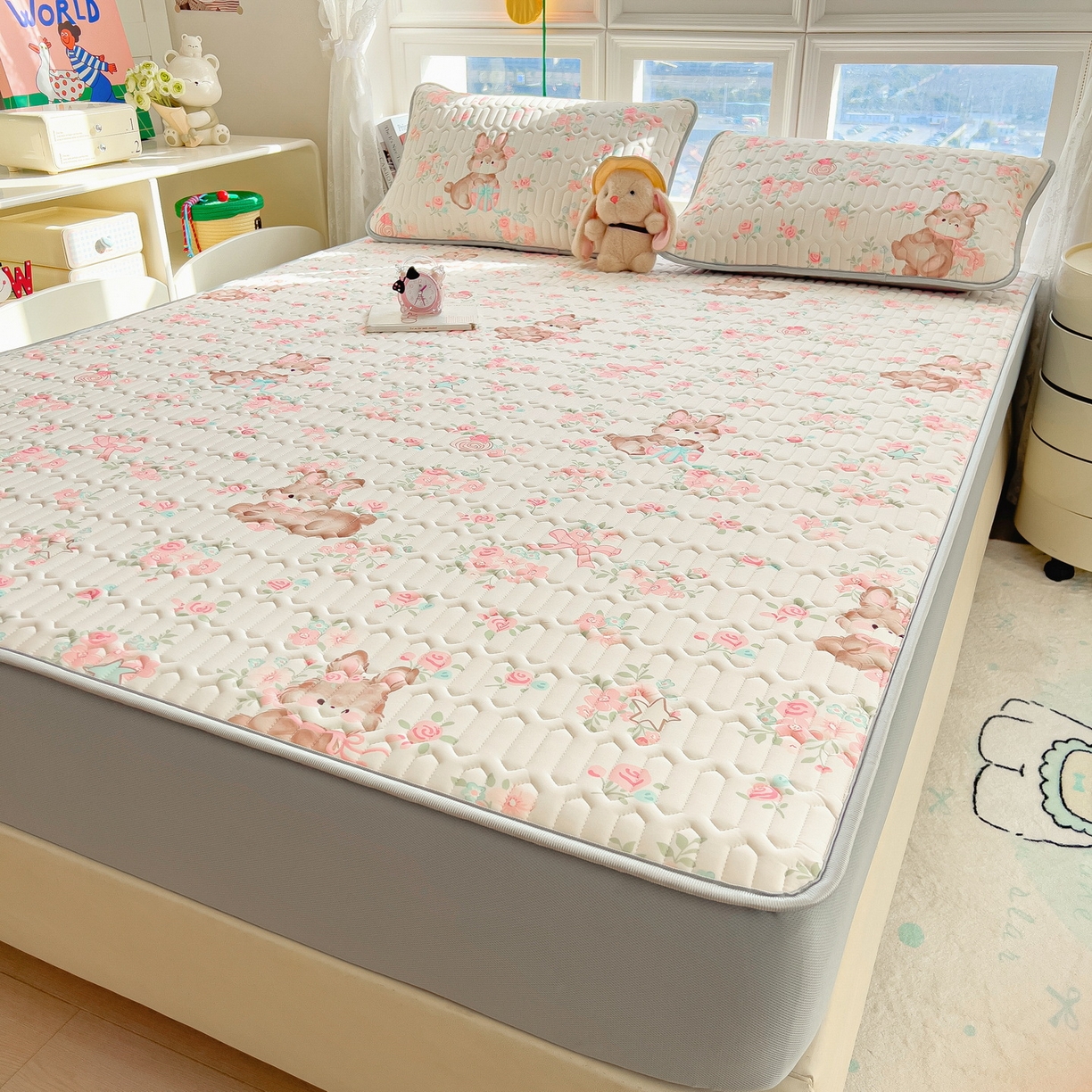 91家纺网 家纺一手货源 找家纺 丝羽坊 2026新款高密凉感丝印花乳胶凉席-床笠款 粉黛萌兔