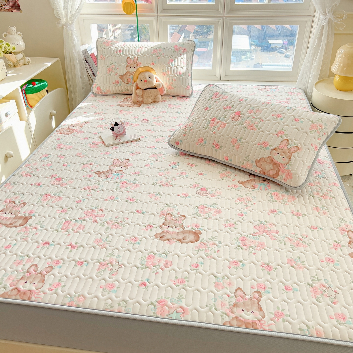 91家纺网 家纺一手货源 找家纺 丝羽坊 2026新款高密凉感丝印花乳胶凉席-床笠款 粉黛萌兔