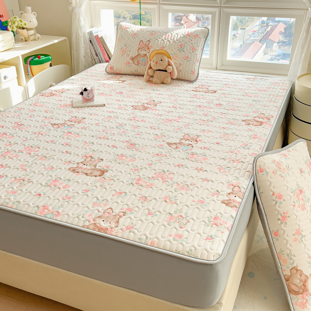 91家纺网 家纺一手货源 找家纺 丝羽坊 2026新款高密凉感丝印花乳胶凉席-床笠款 粉黛萌兔