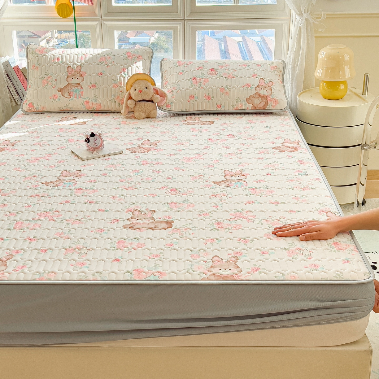 91家纺网 家纺一手货源 找家纺 丝羽坊 2026新款高密凉感丝印花乳胶凉席-床笠款 粉黛萌兔