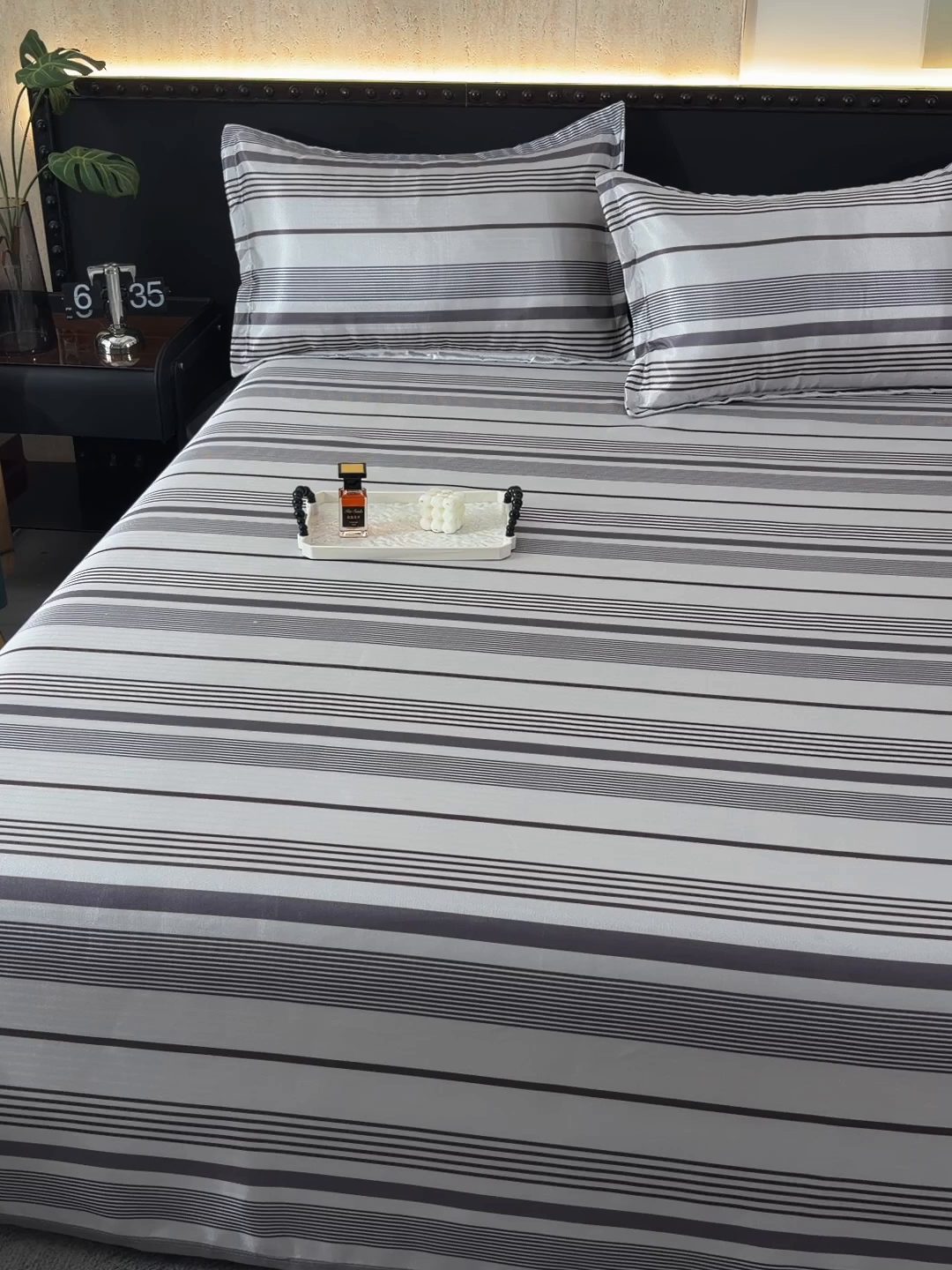 91家纺网 家纺一手货源 找家纺 念家居 2026新款轻奢可机洗水洗床单款高密大版斜纹冰丝凉席三件套 灰紫条纹