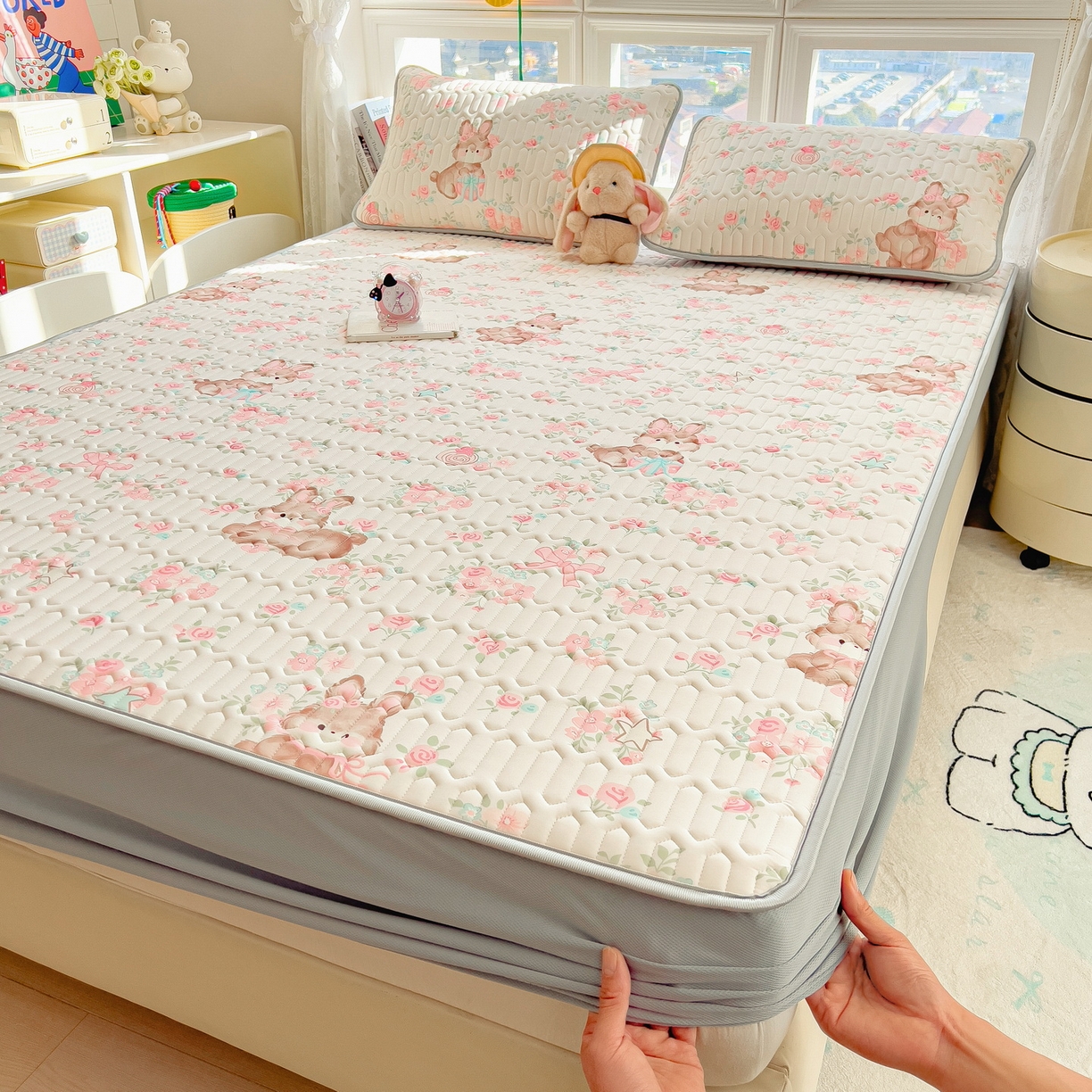 91家纺网 家纺一手货源 找家纺 丝羽坊 2026新款高密凉感丝印花乳胶凉席-床笠款 粉黛萌兔