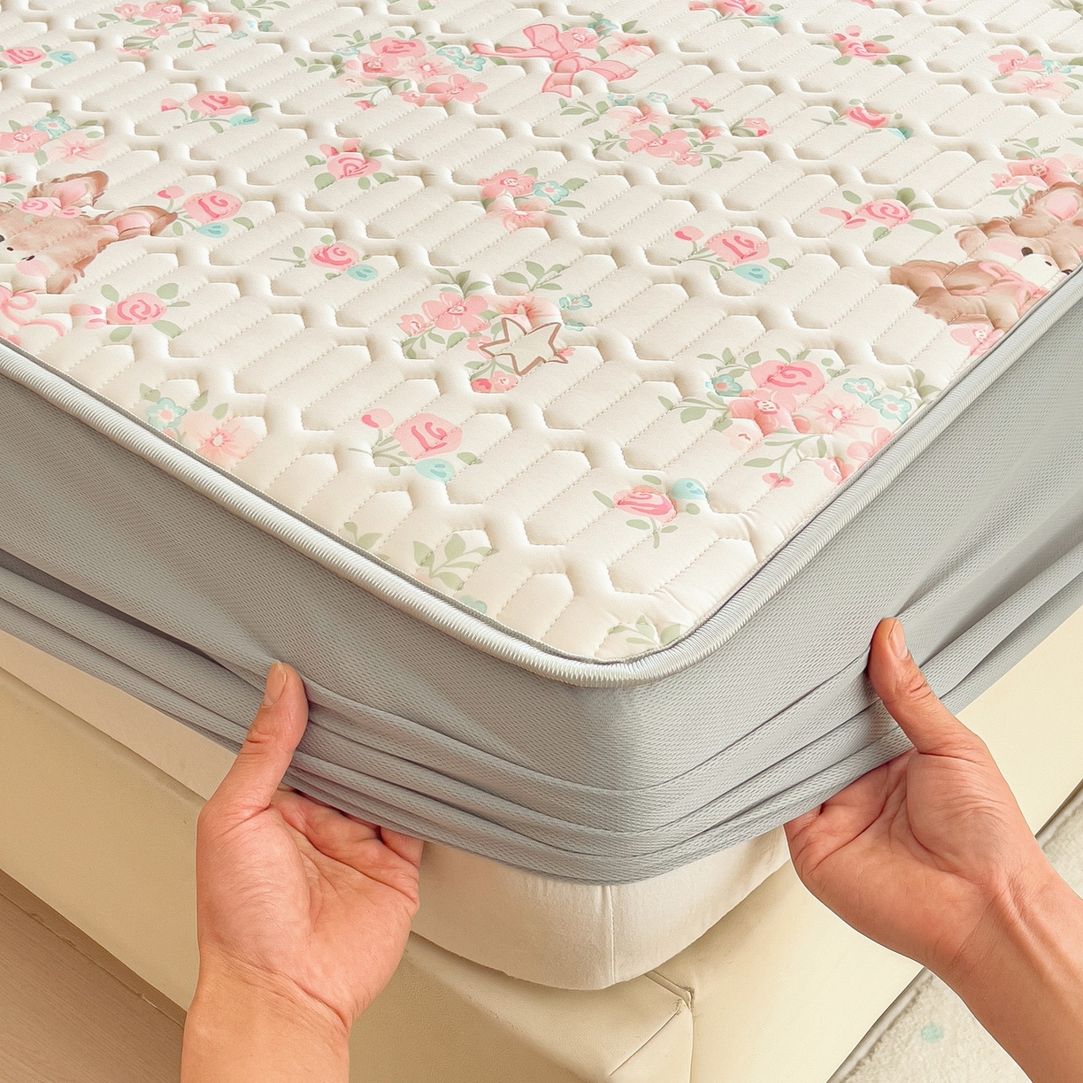 91家纺网 家纺一手货源 找家纺 丝羽坊 2026新款高密凉感丝印花乳胶凉席-床笠款 粉黛萌兔