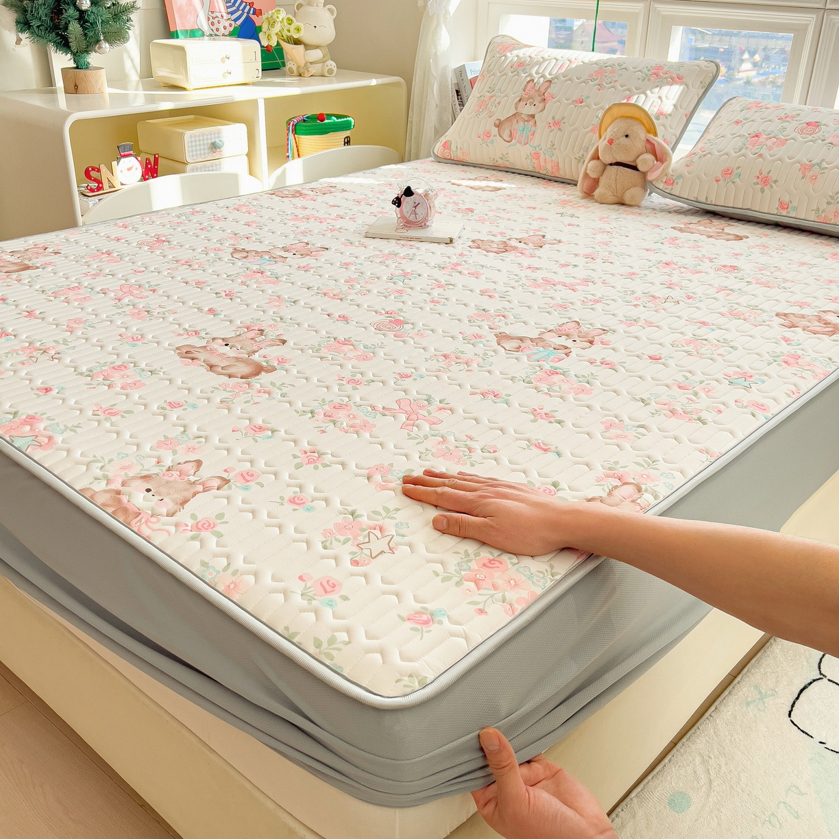 91家纺网 家纺一手货源 找家纺 丝羽坊 2026新款高密凉感丝印花乳胶凉席-床笠款 粉黛萌兔