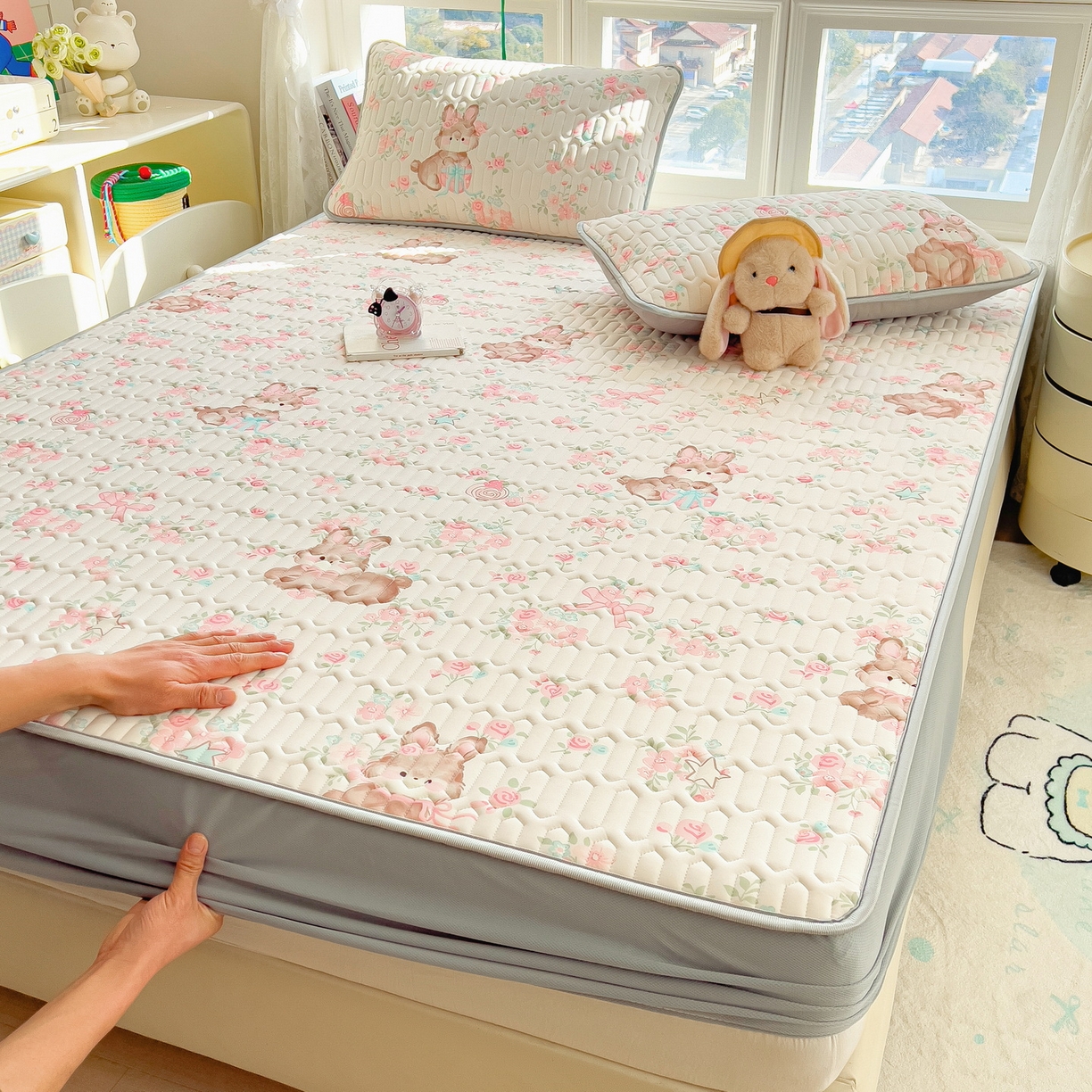 91家纺网 家纺一手货源 找家纺 丝羽坊 2026新款高密凉感丝印花乳胶凉席-床笠款 粉黛萌兔