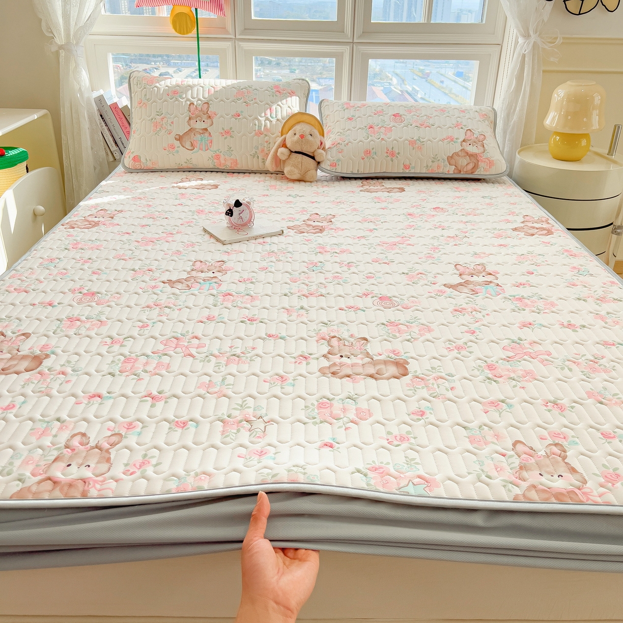 91家纺网 家纺一手货源 找家纺 丝羽坊 2026新款高密凉感丝印花乳胶凉席-床笠款 粉黛萌兔