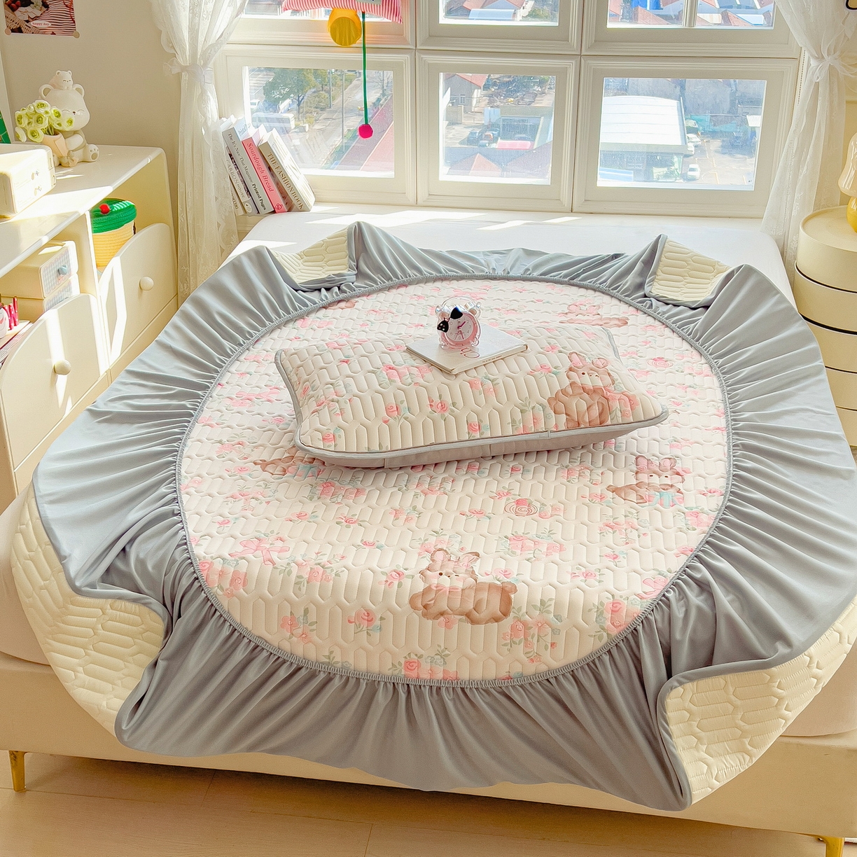 91家纺网 家纺一手货源 找家纺 丝羽坊 2026新款高密凉感丝印花乳胶凉席-床笠款 粉黛萌兔