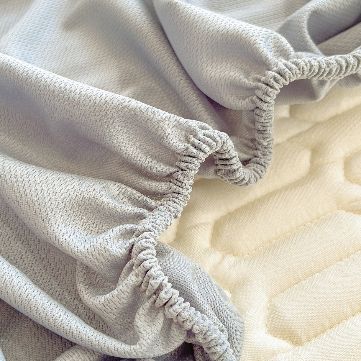 91家纺网 家纺一手货源 找家纺 丝羽坊 2026新款高密凉感丝印花乳胶凉席-床笠款 粉黛萌兔