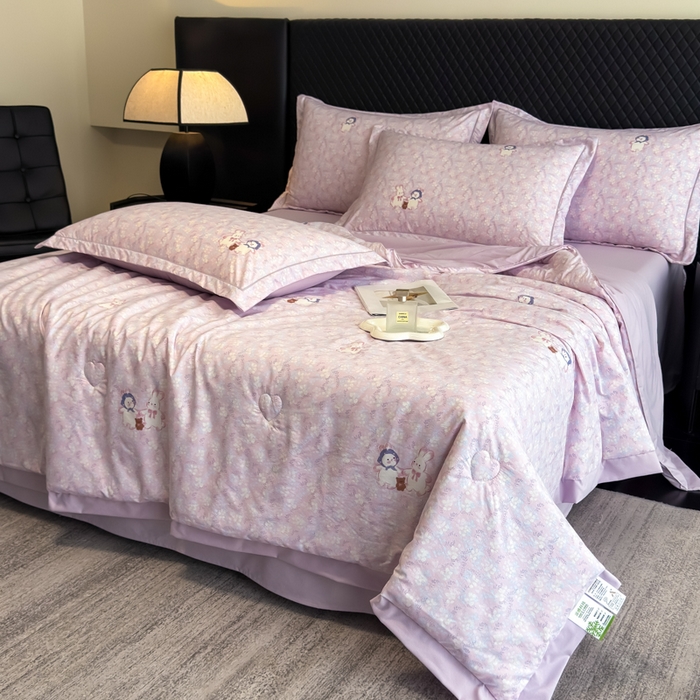 91家纺网 家纺一手货源 找家纺 赛丽雅 2026新款拼角轻奢冰丝凉感夏被四件套 花田兔-粉